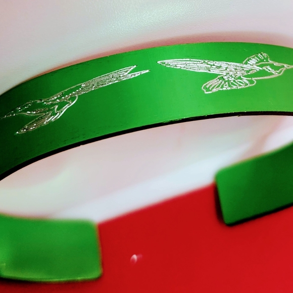 Hand Crafted Bracelet Engraved Vibrant Green Hummingbird Engraved Cuff - Picture 1 of 15